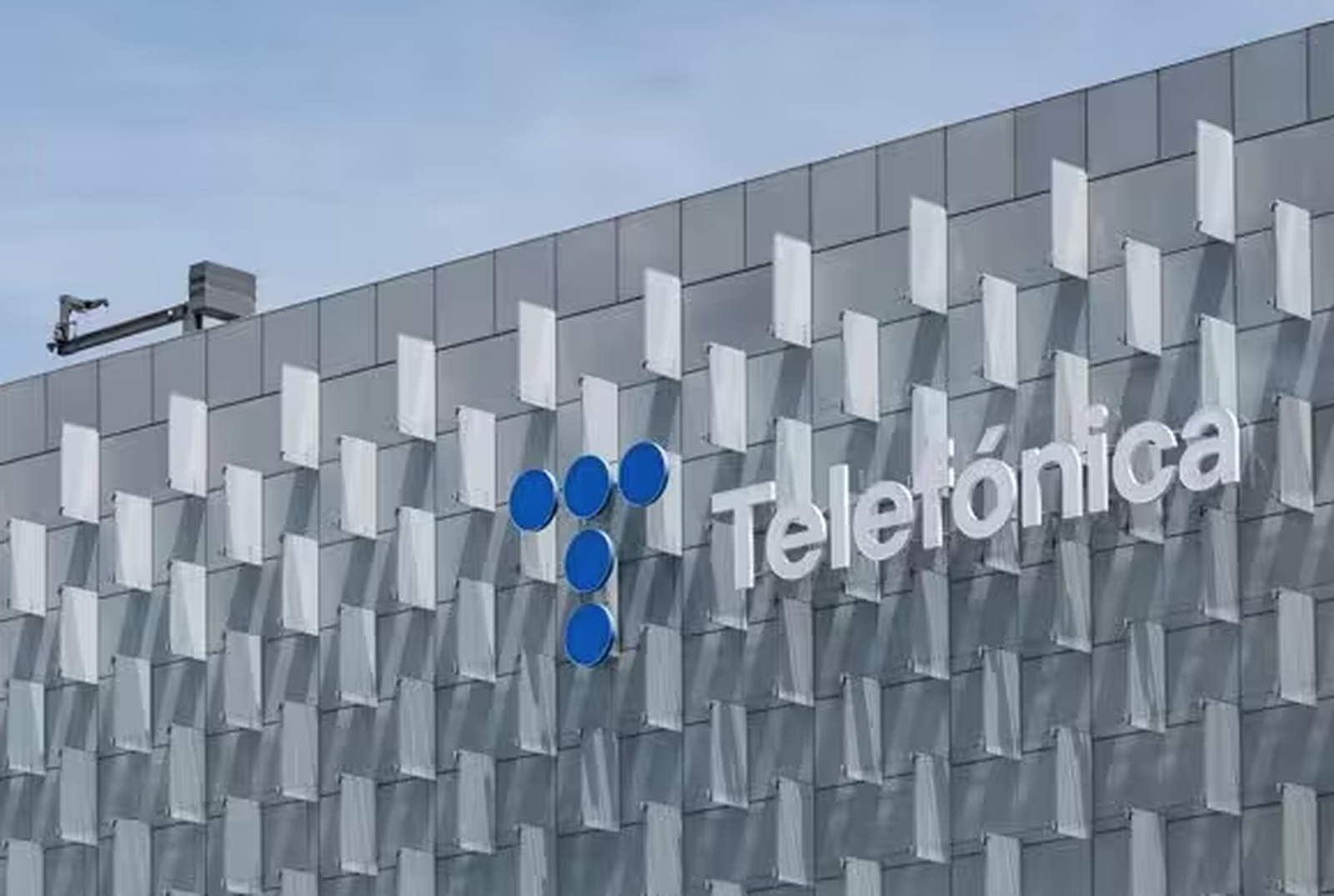 Fachada del edificio de Distrito Telefónica. DIEGO RADAMÉS. EUROPA PRESS