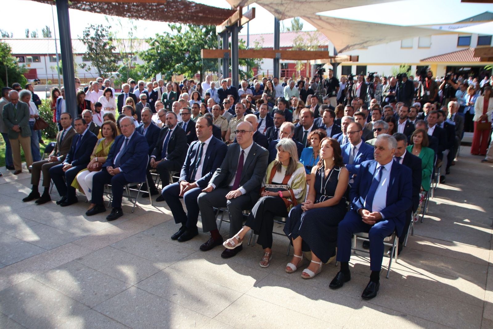 Alcaldes, alcaldesas y autoridades durante un acto en Salamanca