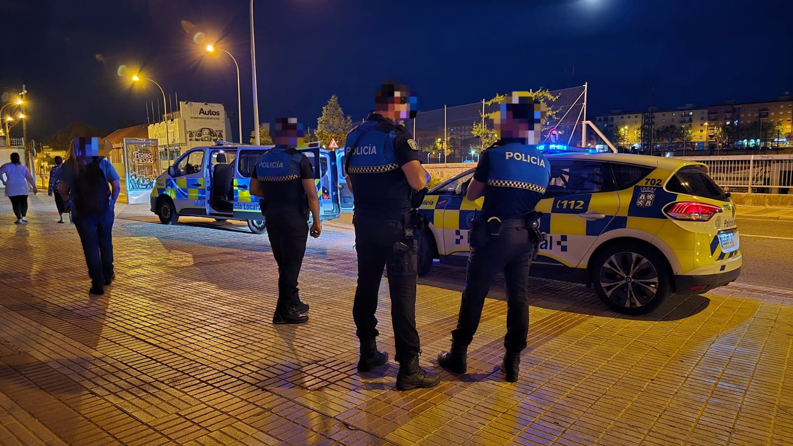 Un conductor impacta contra unos contenedores y un vehículo y se da a la fuga