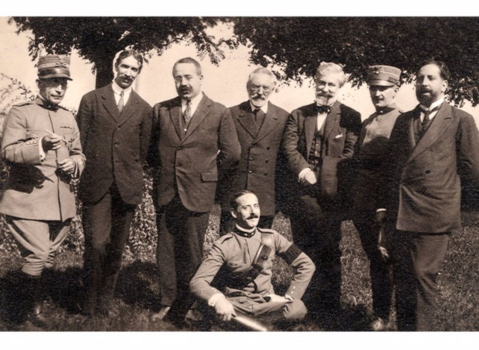 Miguel de Unamuno junto a los acompañantes de su viaje al frente italiano. Septiembre de 1917 - CMU, UNIVERSIDAD DE SALAMANCA / BIBLIOTECA NACIONAL