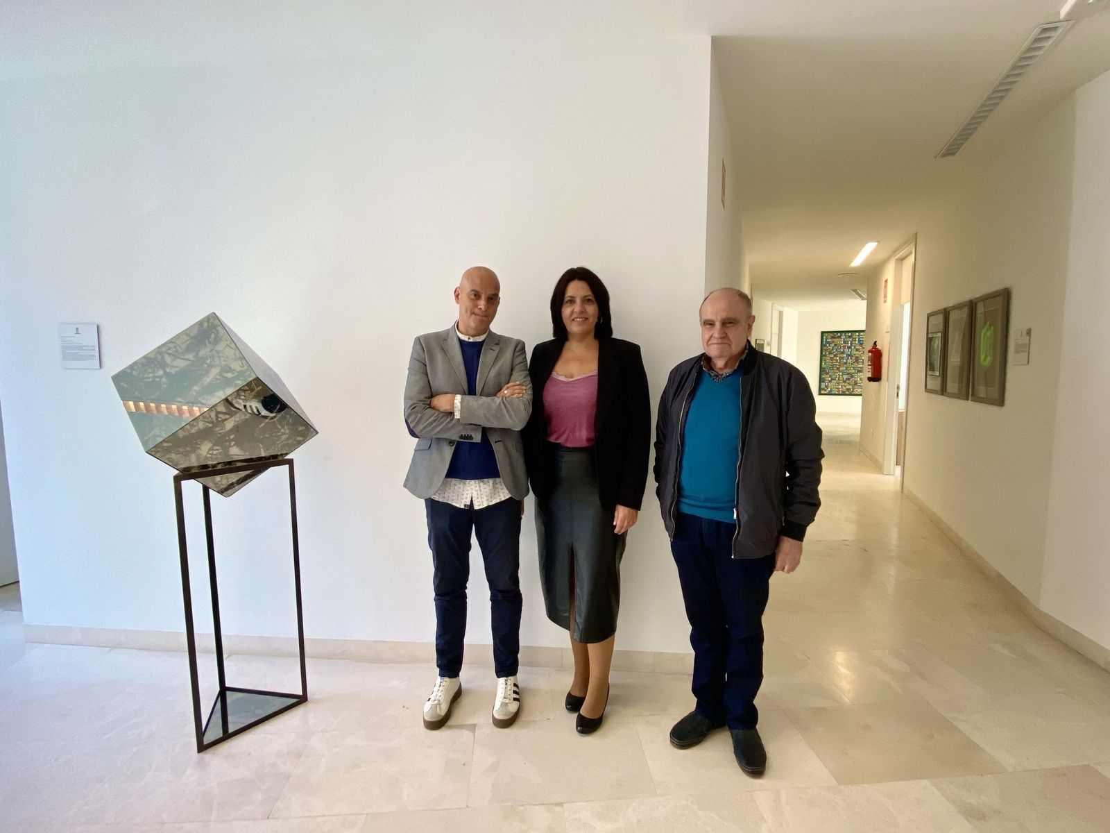 El concejal de Turismo de Santa Marta, Juan Carlos Bueno; la concejala de Cultura de Santa Marta, Silvia González, y José Fuentes.