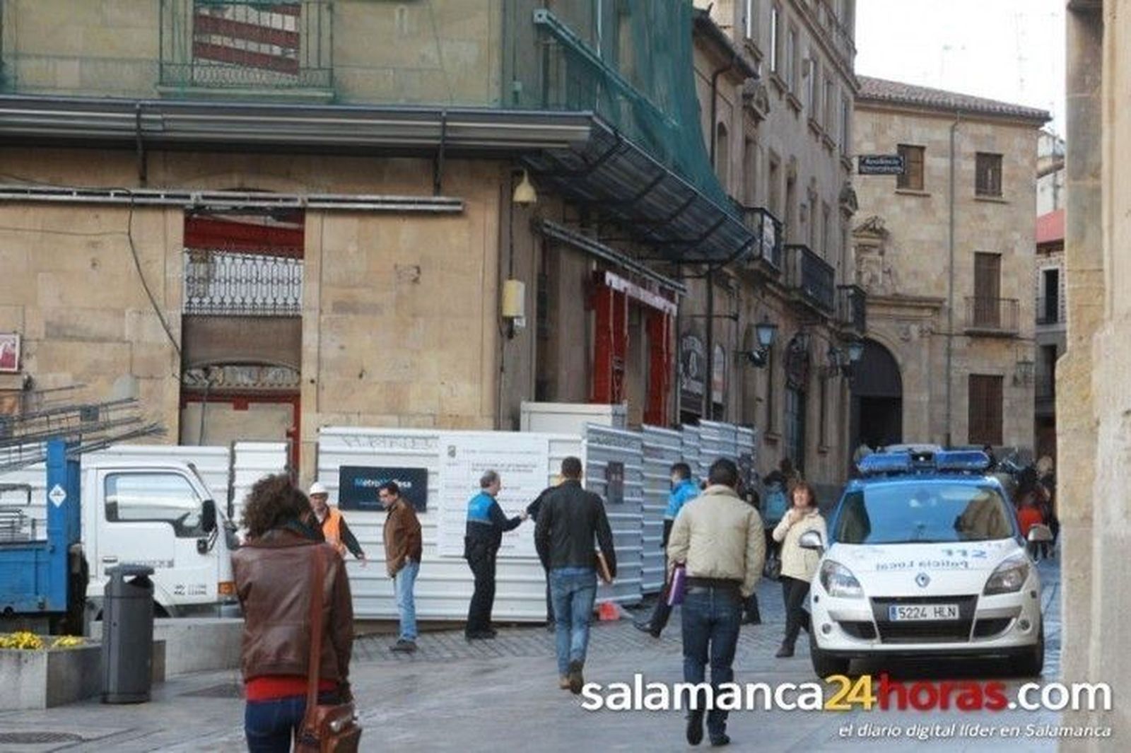 Un herido grave al caerse por unas escaleras en una obra junto a la Casa de las Conchas Un herido grave al caerse por unas escaleras en una obra junto a la Casa de las Conchas