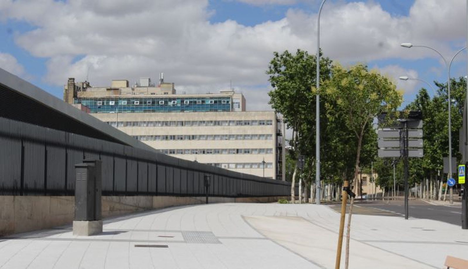 El paseo de San Vicente con el hospital Virgen de la Vega de fondo
