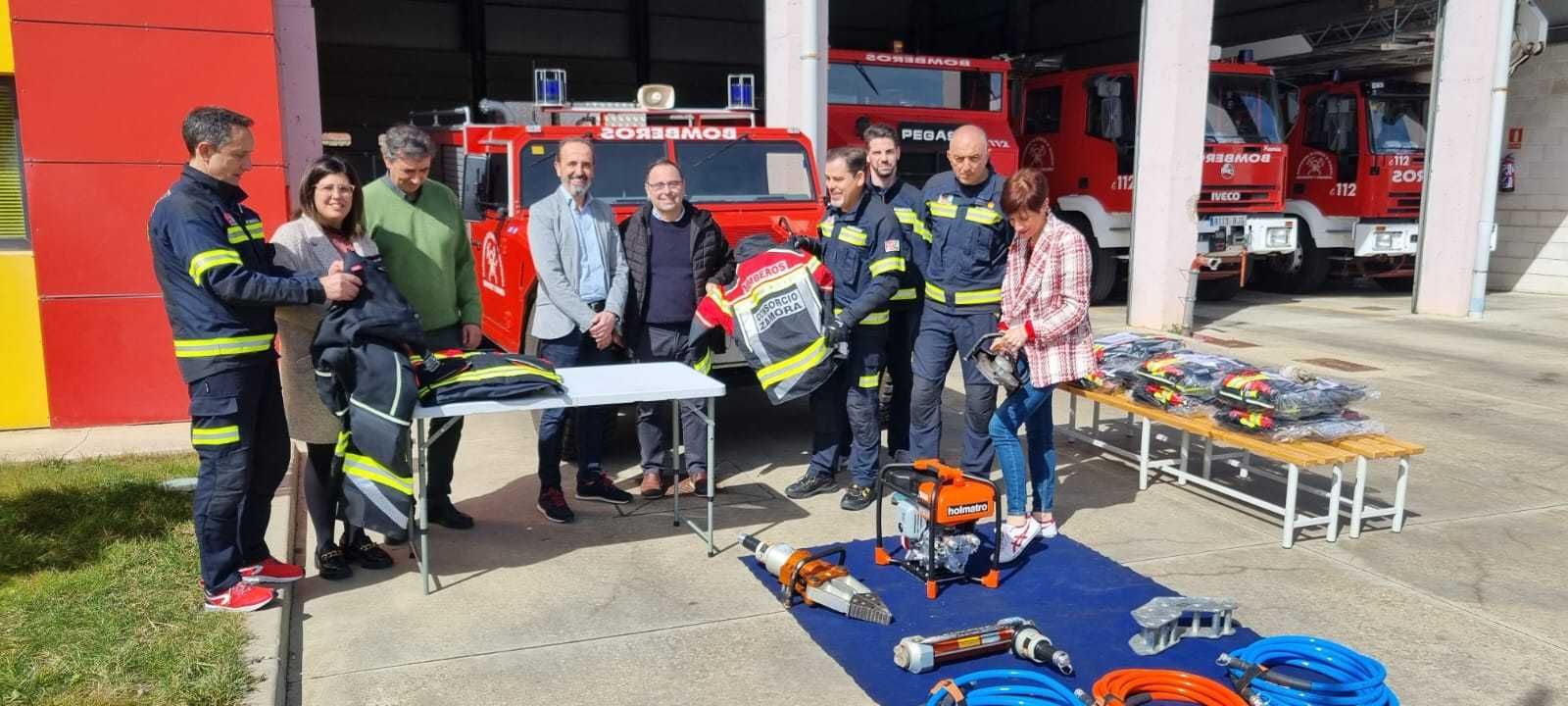 Imagen de la entrega de material