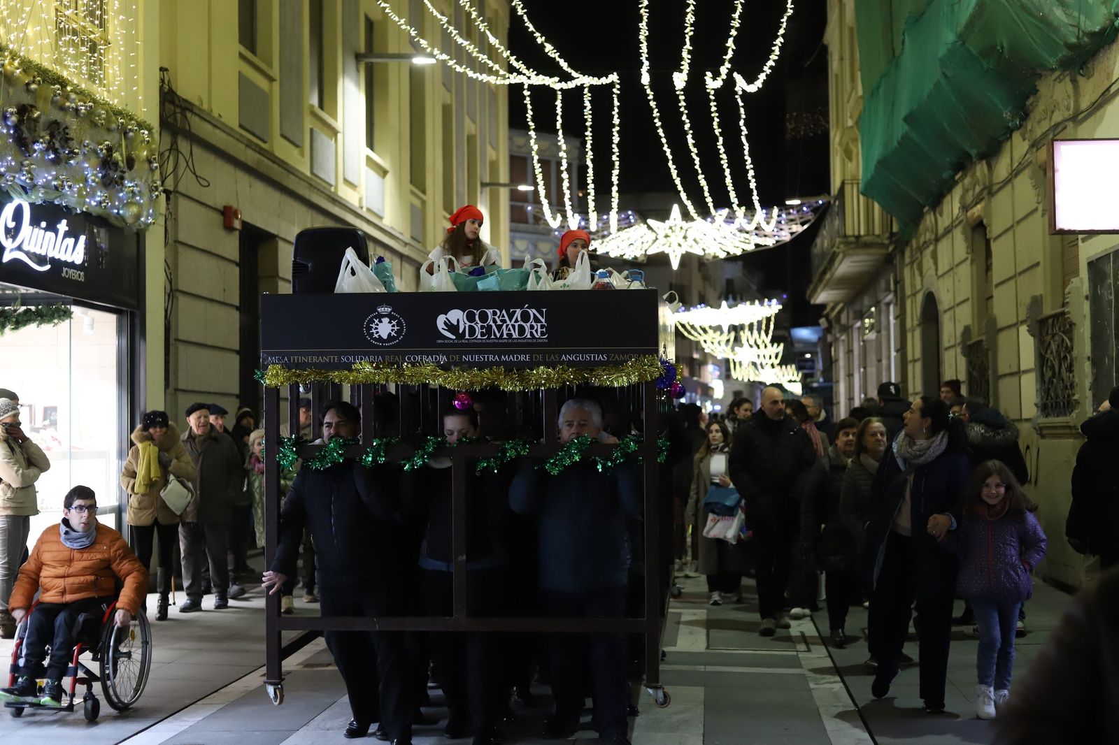 GALERÍA | La Cofradía de Nuestra Madre saca a las calles la Navidad más semanasantera y solidaria