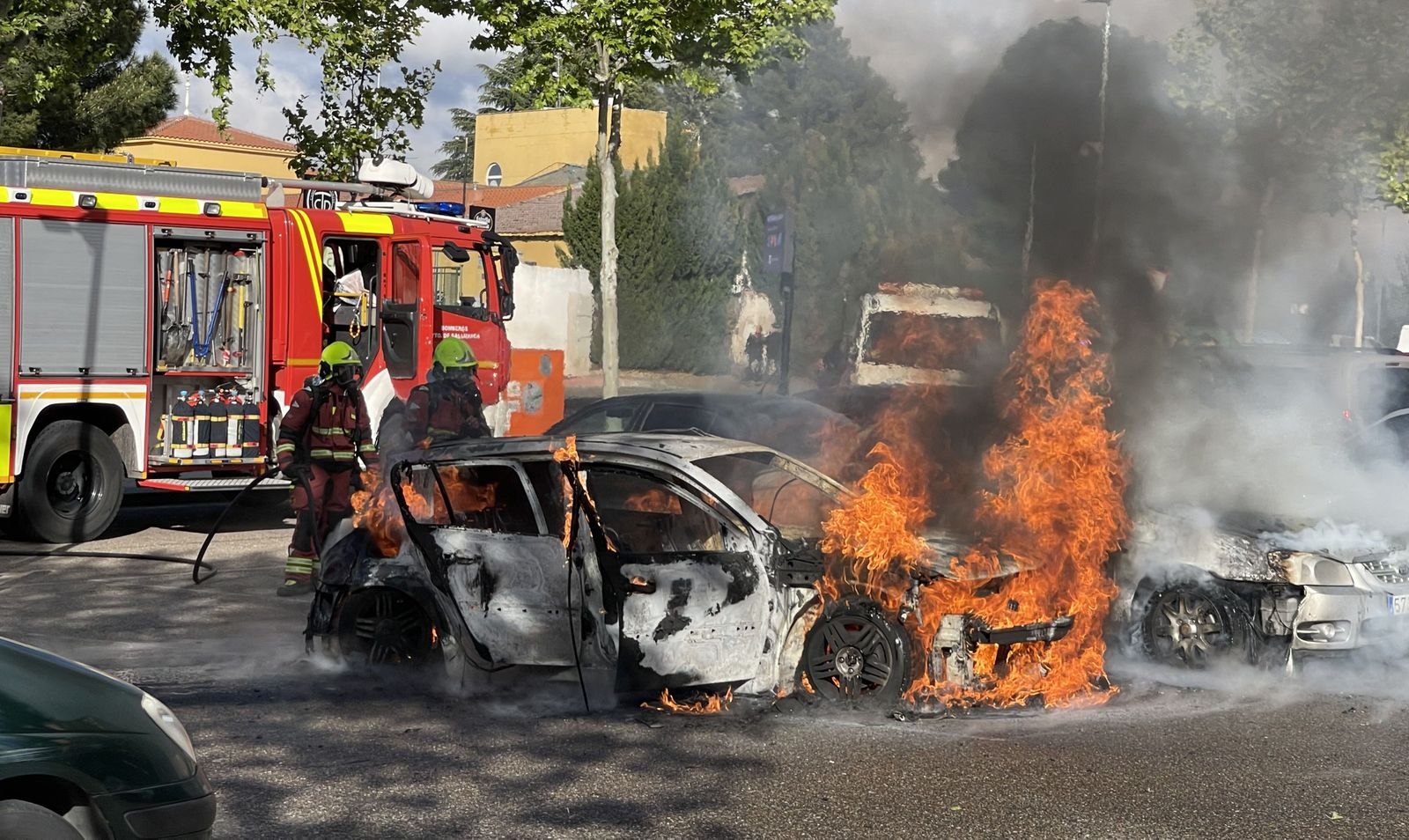 incendio-de-un-vehiculo-en-el-barrio-de-san-jose-foto-susana-martin-agencia-ical-1
