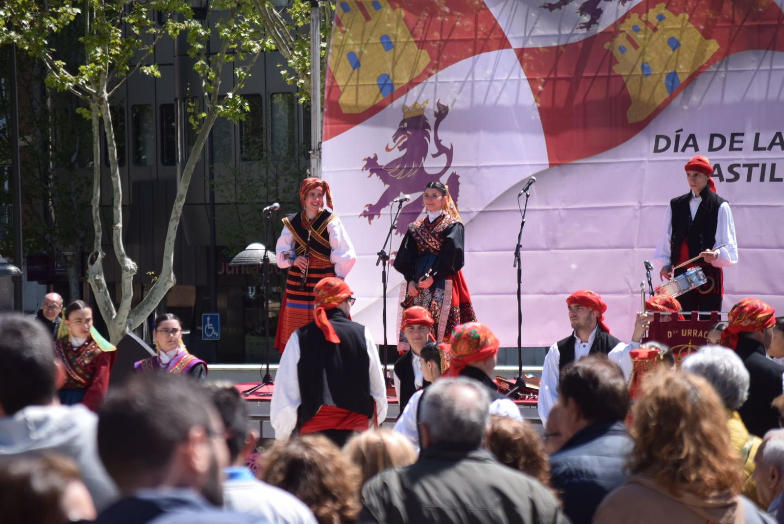 actuacion-dona-urraca-en-la-marina-4