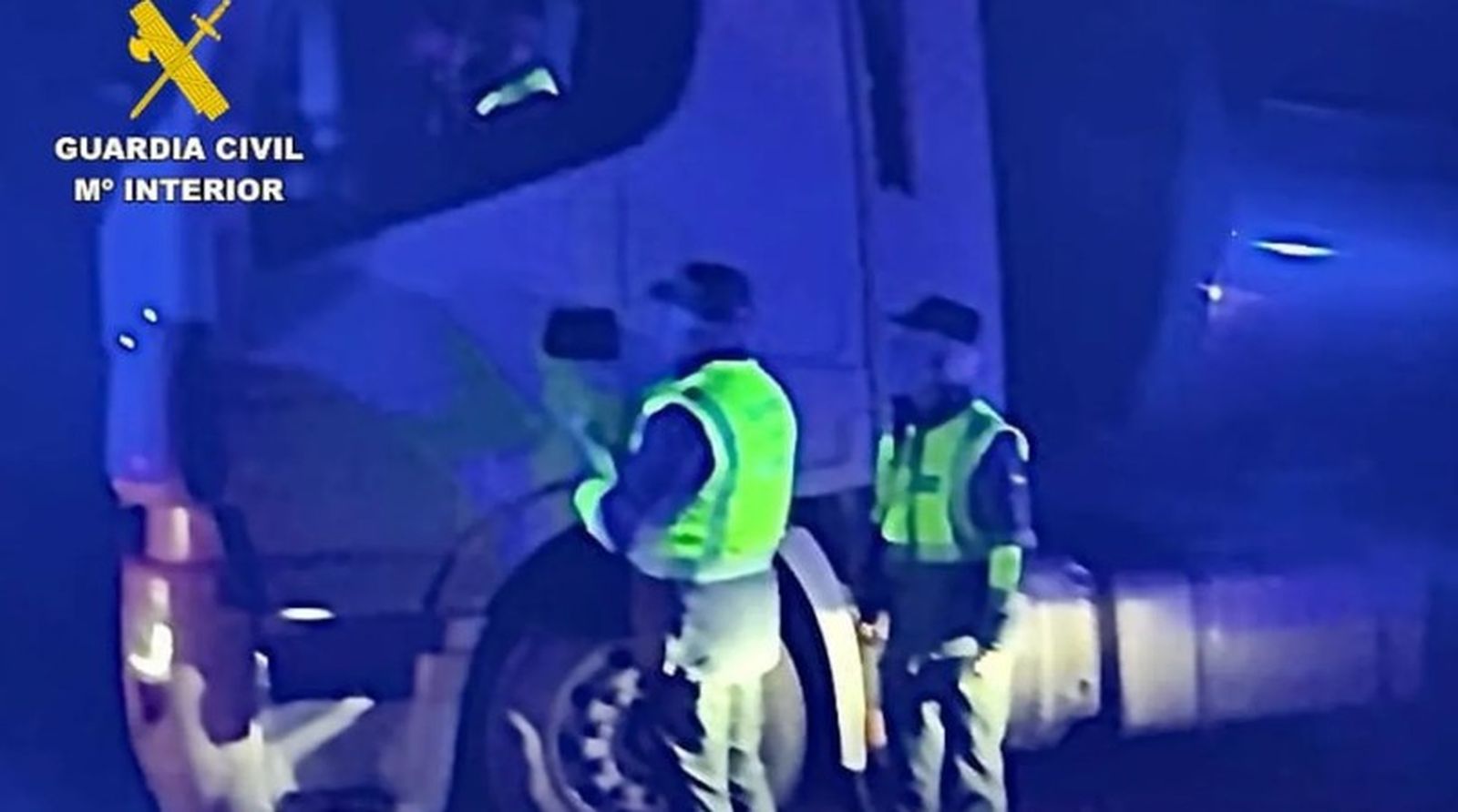 Imagen de los agentes de la Guardia Civil de Tráfico realizando la prueba de alcoholemia al conductor del camión