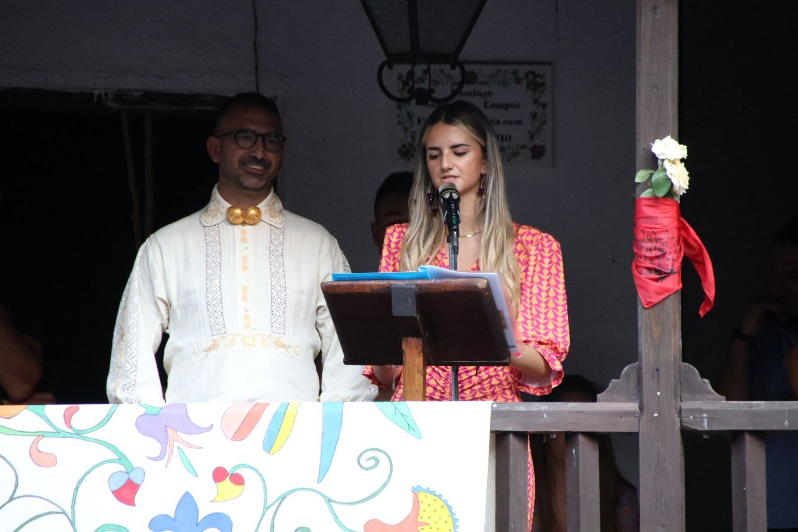 Mogarraz pregona sus fiestas con un gran pasacalles de diversión y un emotivo discurso