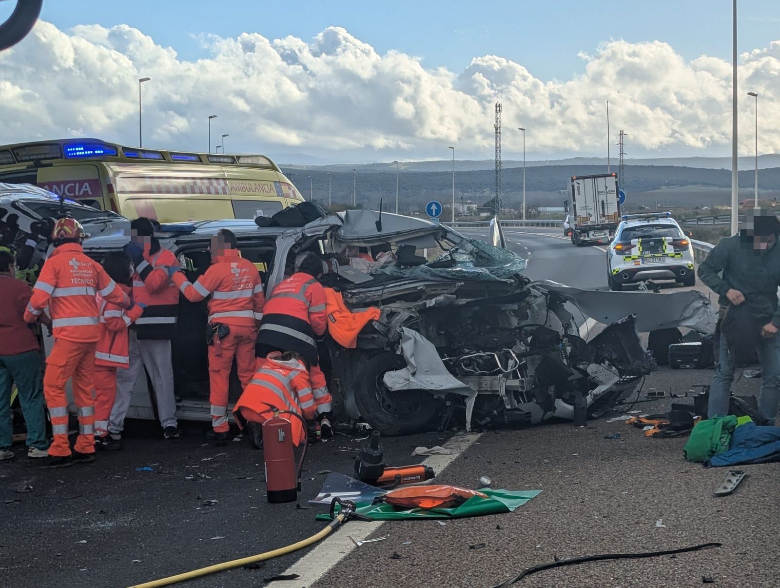 Varios atrapados en un accidente en la A62