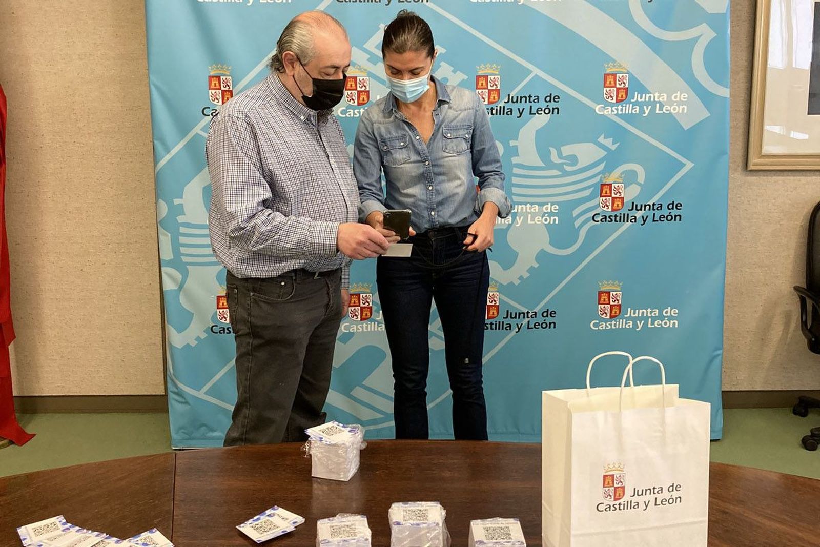 San Damián entrega códigos QR a los hosteleros de Zamora para promover las normas anti Covid en las terrazas