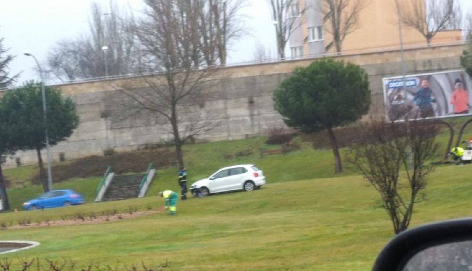 Vehículo accidentado en medio de la rotonda