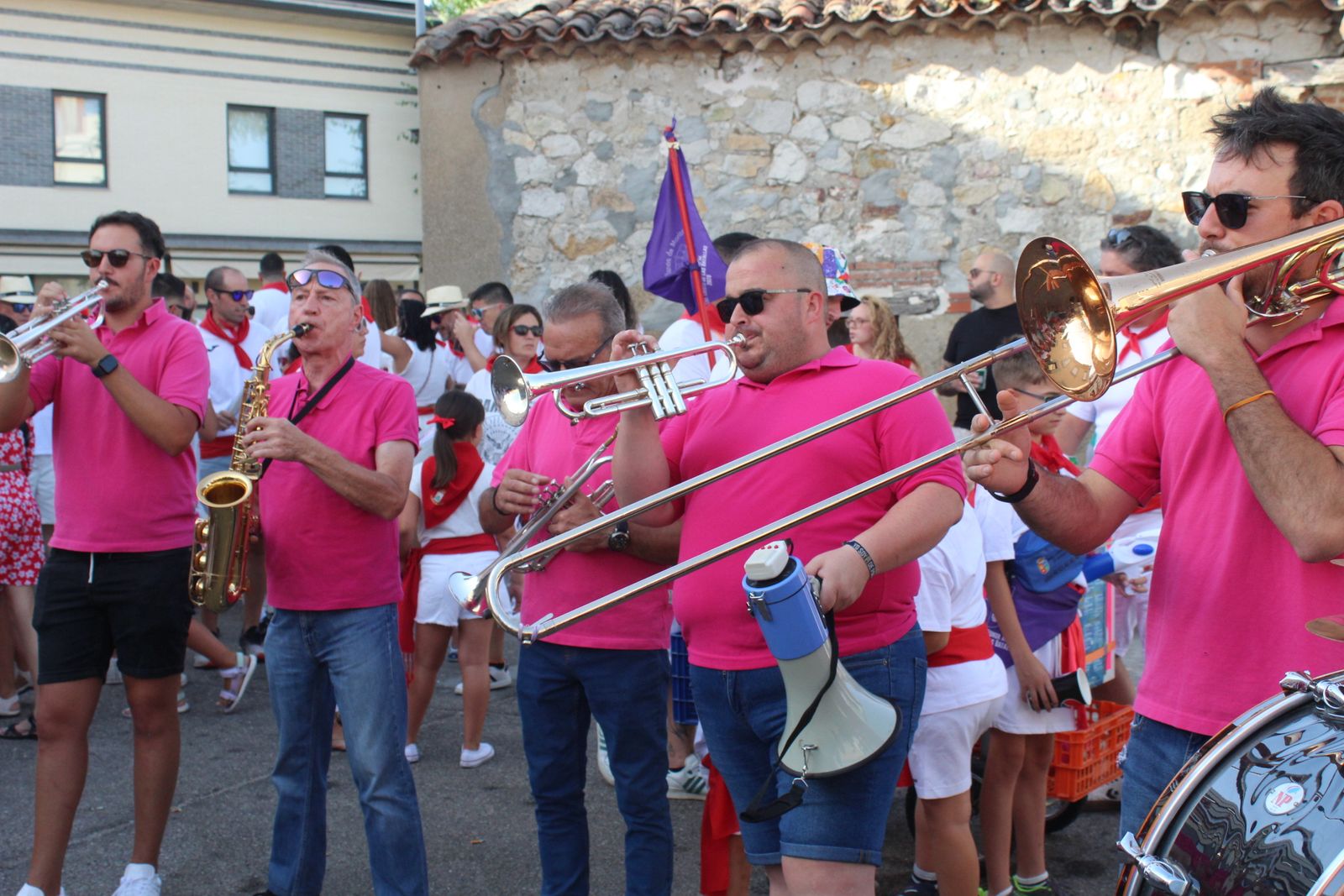 Castellanos de Moriscos. Paseo de peñas con la temática “Viva San Fermín”