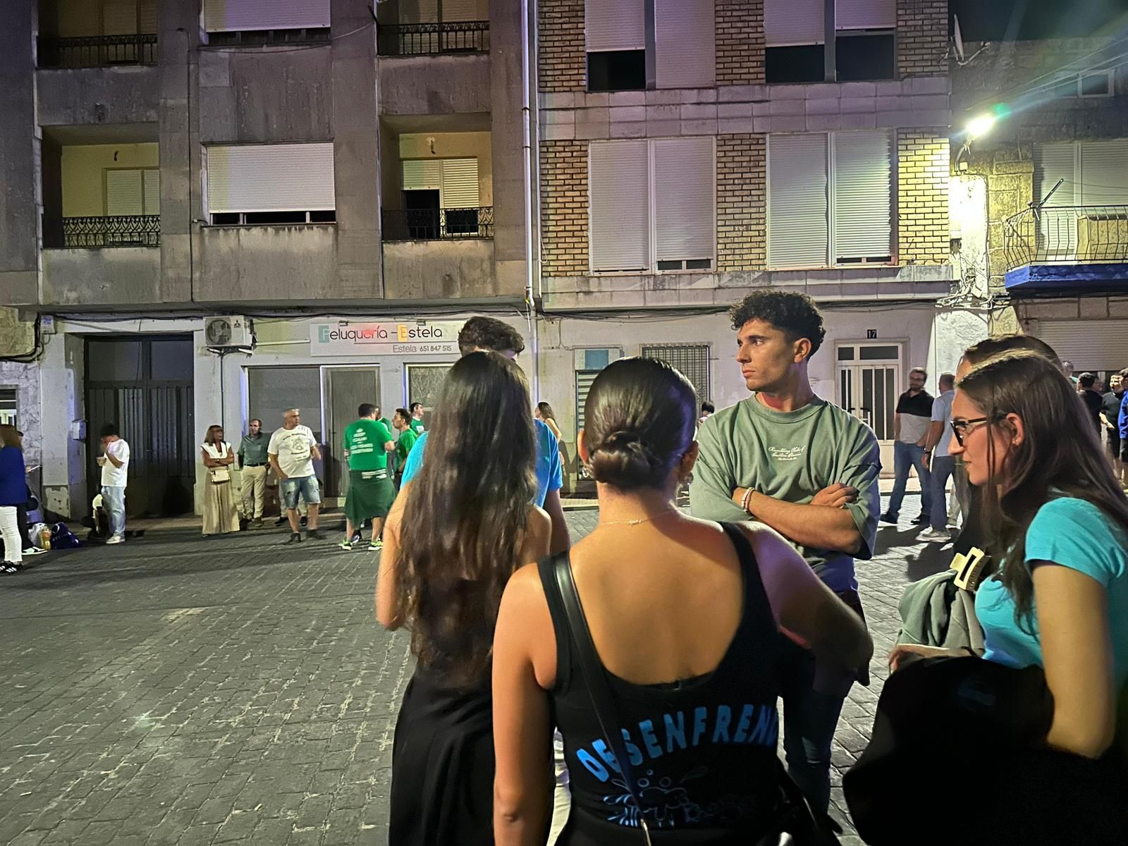 El desfile de carrozas de Aldeadávila vuelve a llenar de luz y color las calles en sus fiestas