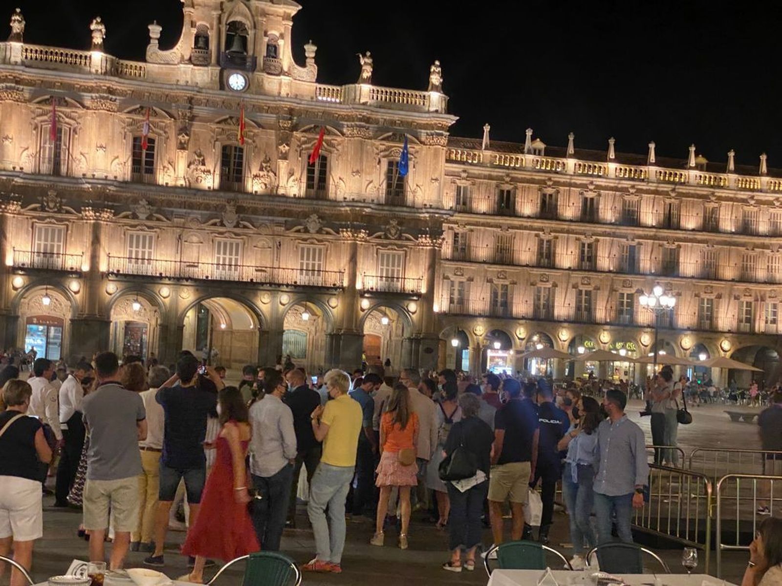 Un grupo de salmantinos se fotografías con los presidentes autonómicos del Partido Popular