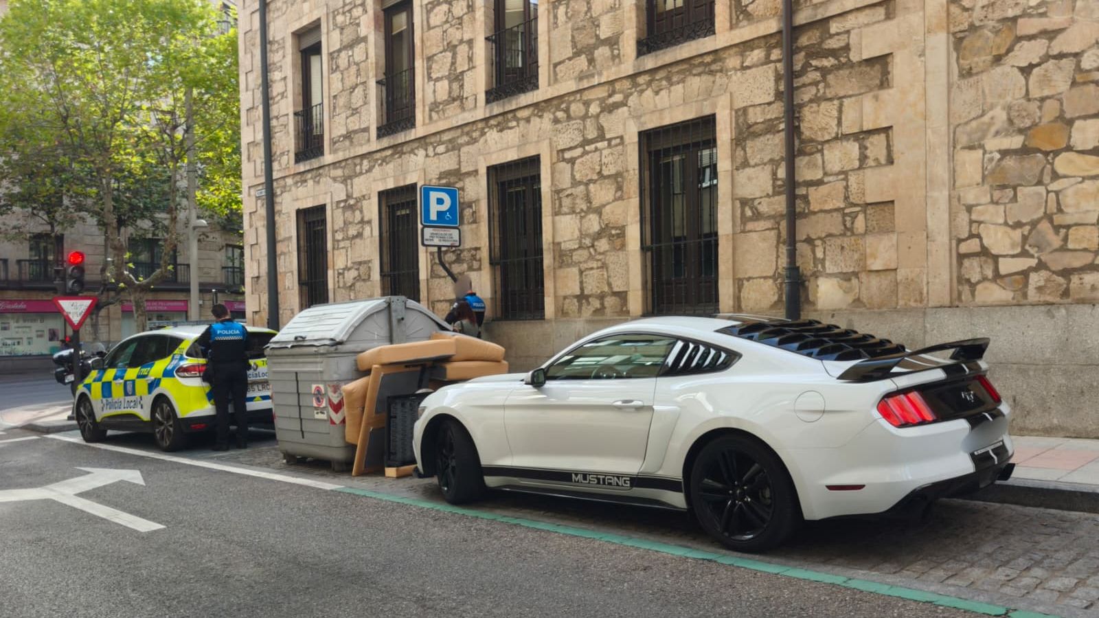Conductor drogado sorprendido haciendo trompos en pleno centro de Salamanca