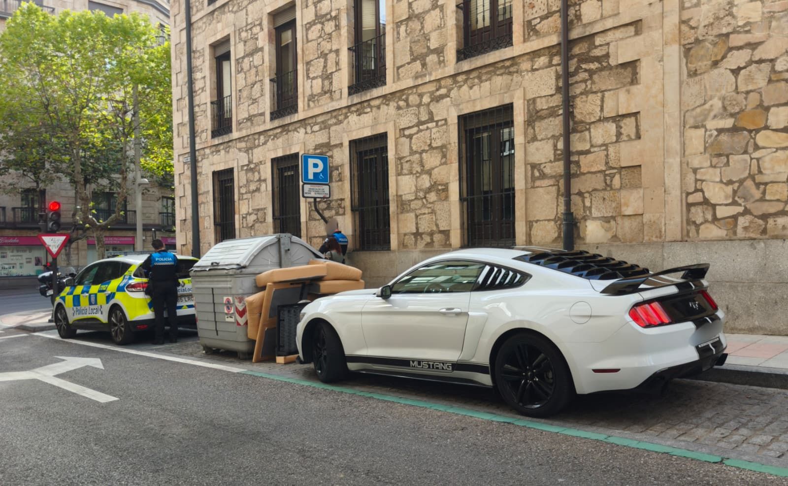 Conductor drogado sorprendido haciendo trompos en pleno centro de Salamanca