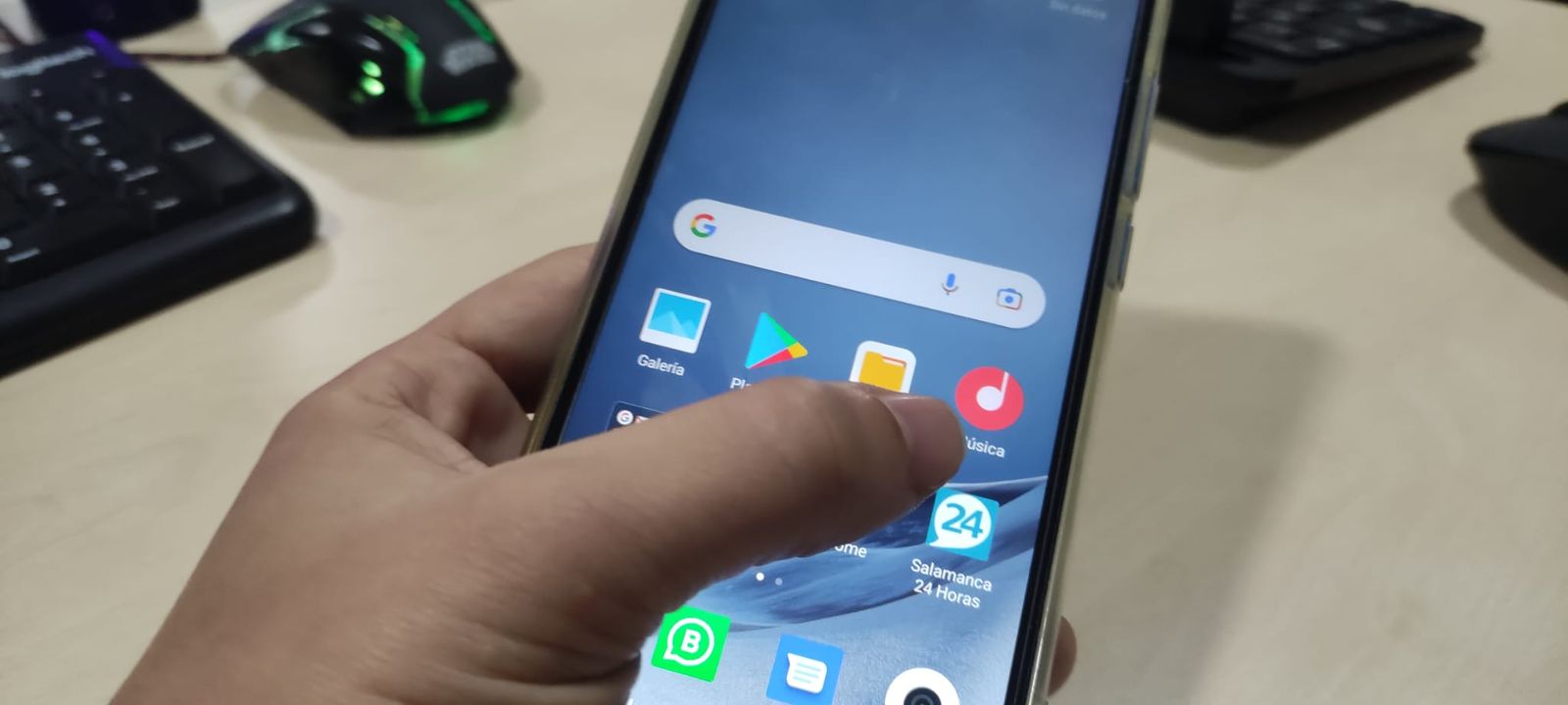 Un usuario con un dispositivo móvil