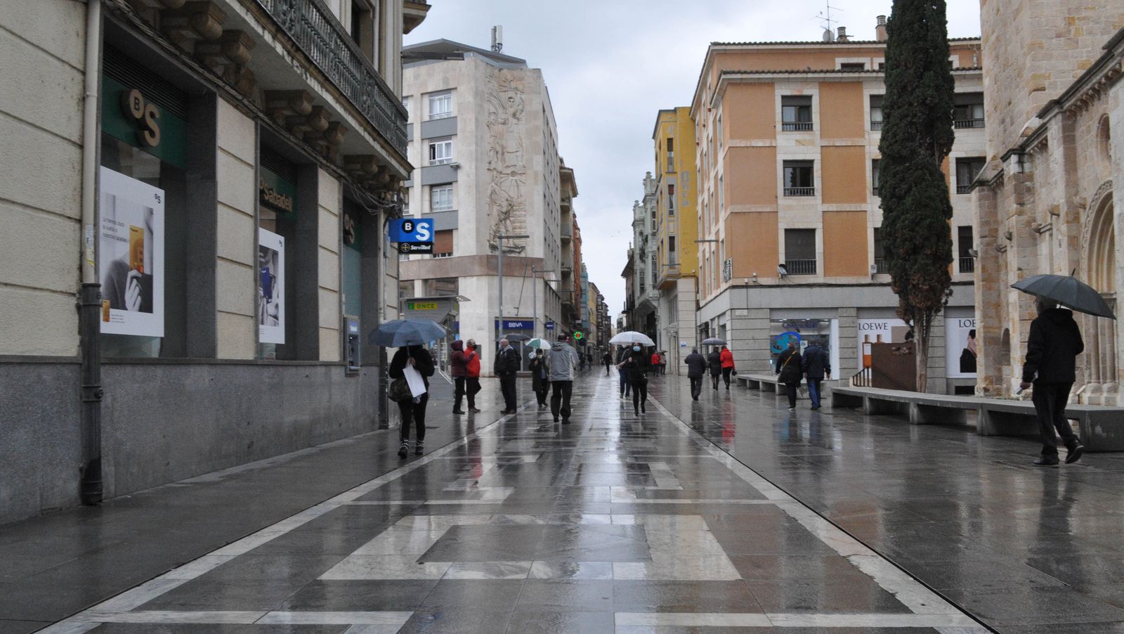 Ciudadanos pasean por Santa Clara