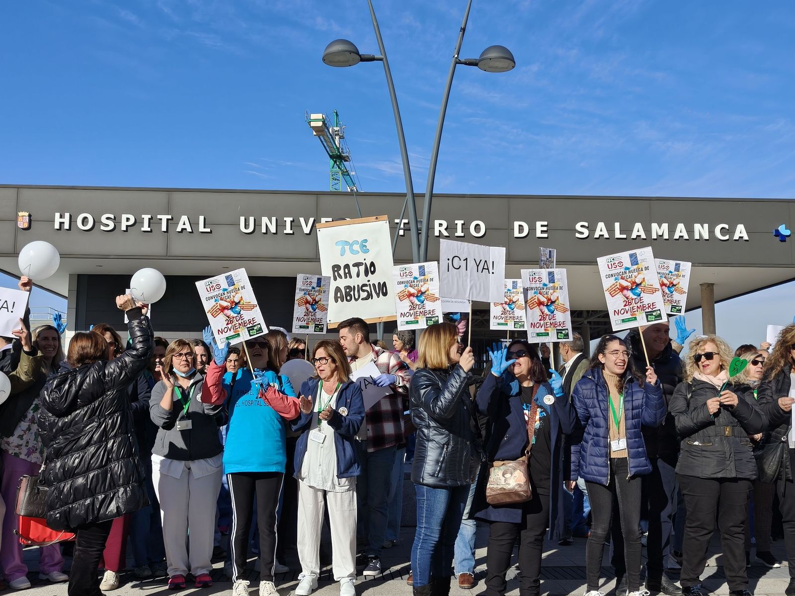 Las TCAEs de Salamanca se concentran a las puertas del hospital de Salamanca
