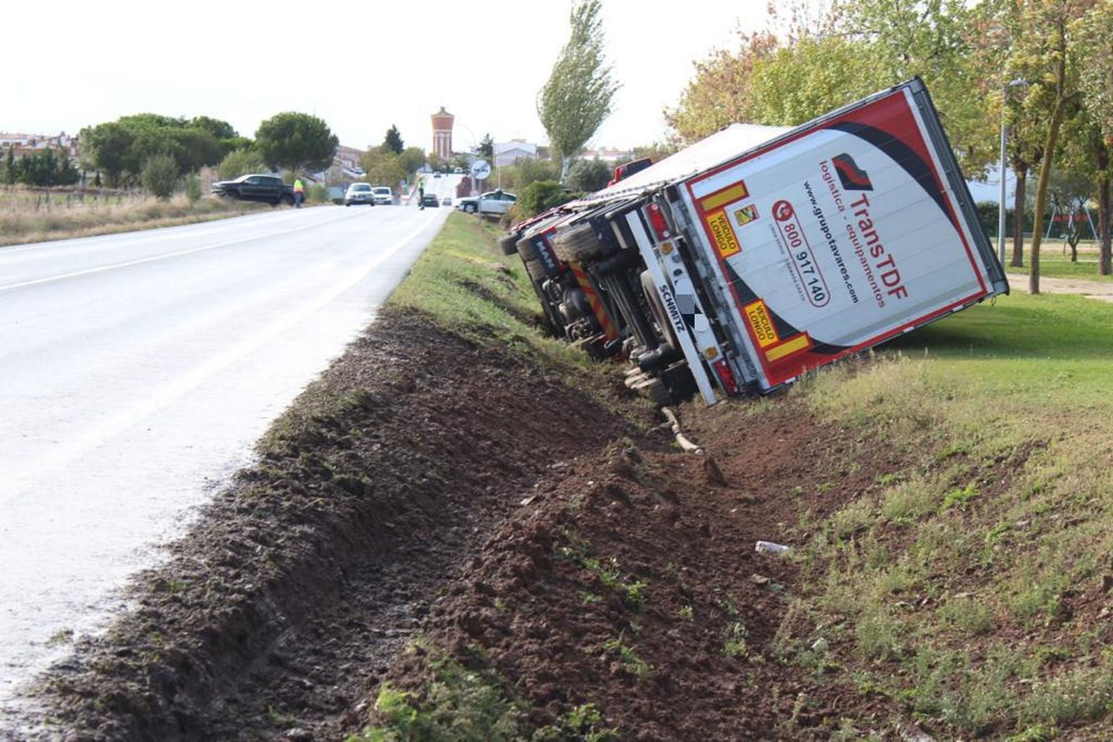 Camión volcado a la altura de Doñinos
