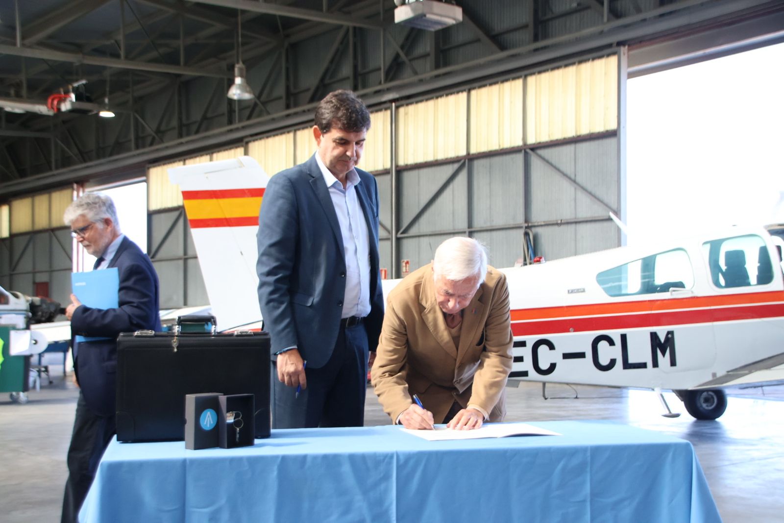 SENASA entrega una avioneta histórica, a la Fundación Infante de Orleans