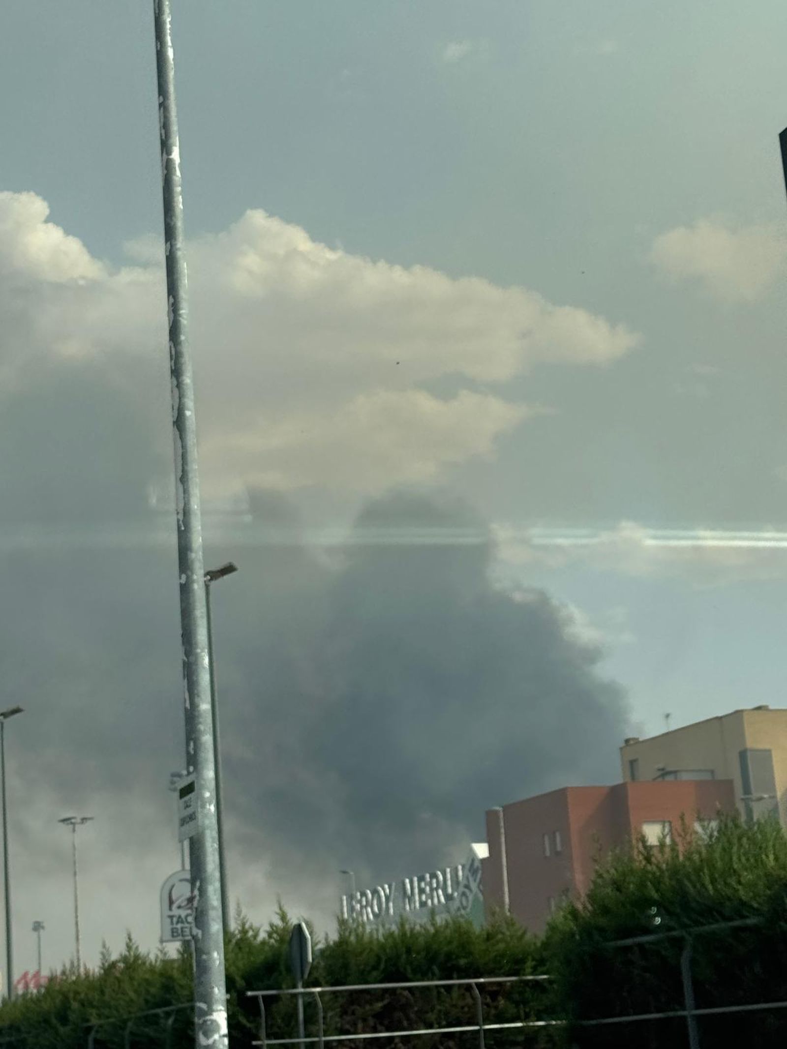 Los bomberos sofocan un gran incendio en el Polígono Industrial de Los Montalvos