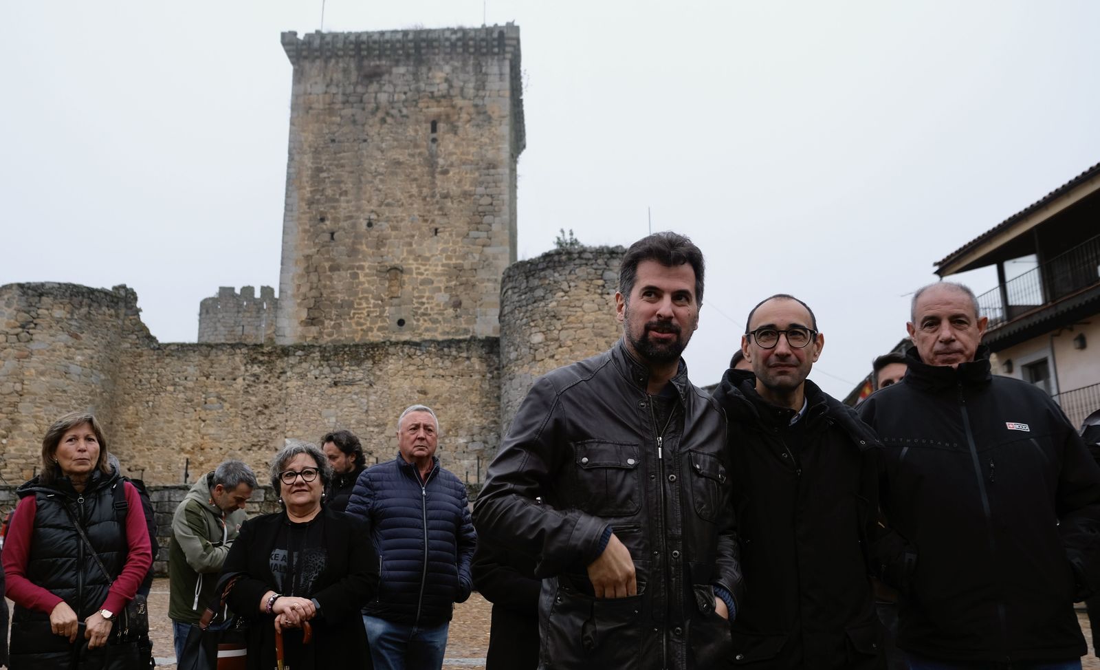 Los secretarios generales del PSOECyL y del PSOE de Salamanca, Luis Tudanca y David Serrada, junto al alcalde de la localidad, Manuel González, realizan una visita al municipio salmantino de Miranda del Castañar - David Arranz (ICAL)