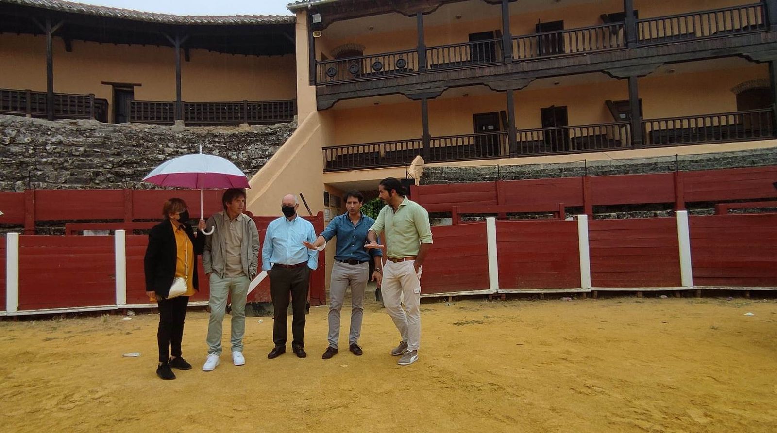 Los participantes en la presentación del festejo, en la plaza de toros de Béjar Los participantes en la presentación del festejo, en la plaza de toros de Béjar