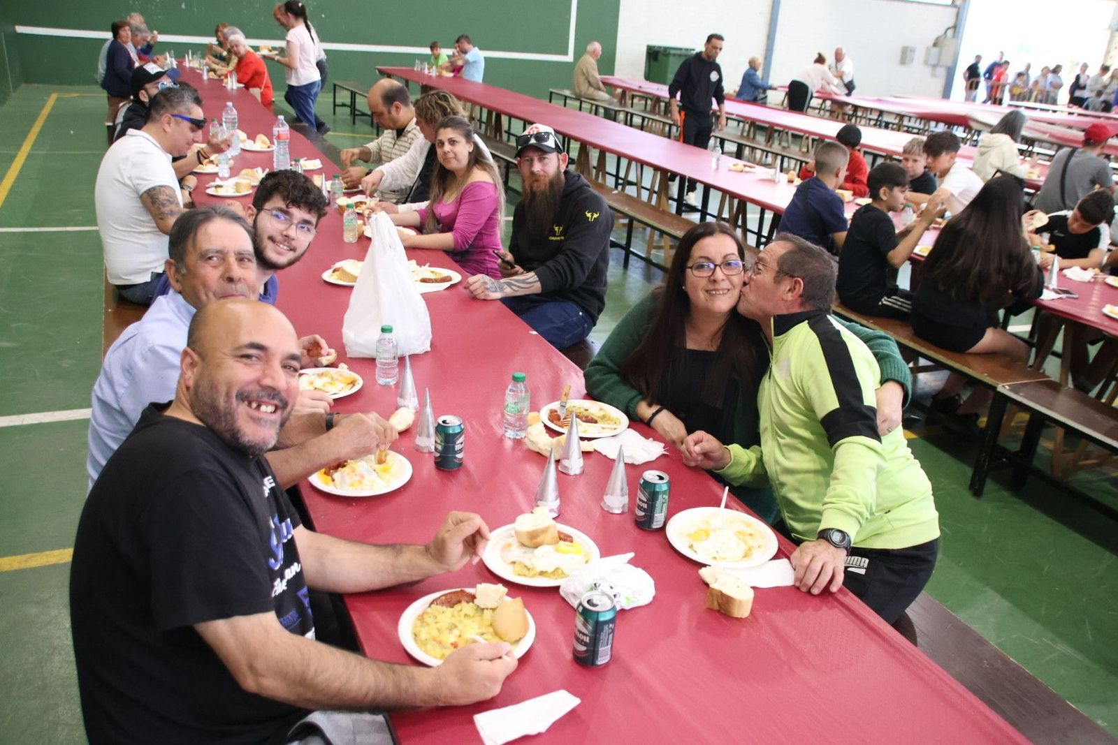 Cena popular con huevos rotos en Calvarrasa de Abajo