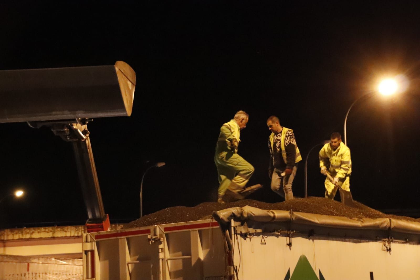 Largas retenciones en la rotonda de Aldeatejada durante los trabajos de retirada del camión accidentado