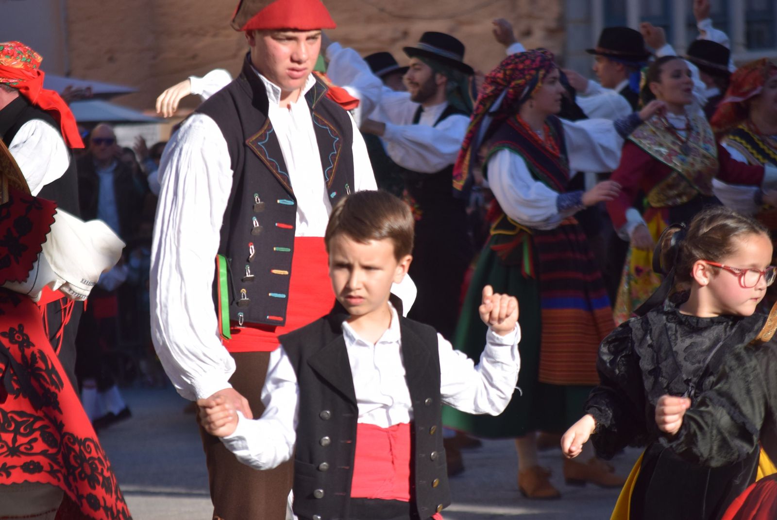 dona-urraca-celebra-en-la-plaza-mayor-el-dia-de-la-danza-11