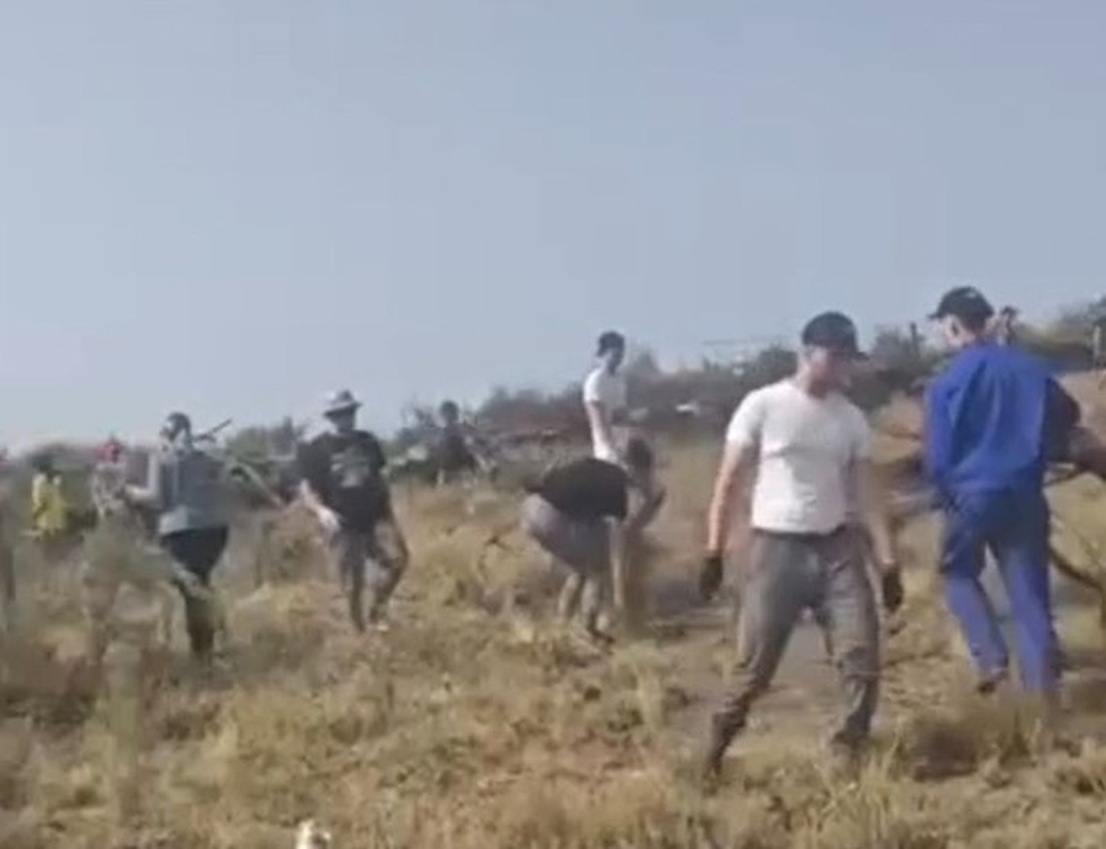 Los vecinos de La Garganta y Puerto de Béjar realizan un cortafuegos para evitar que el incendio de Jarilla entre en Salamanca