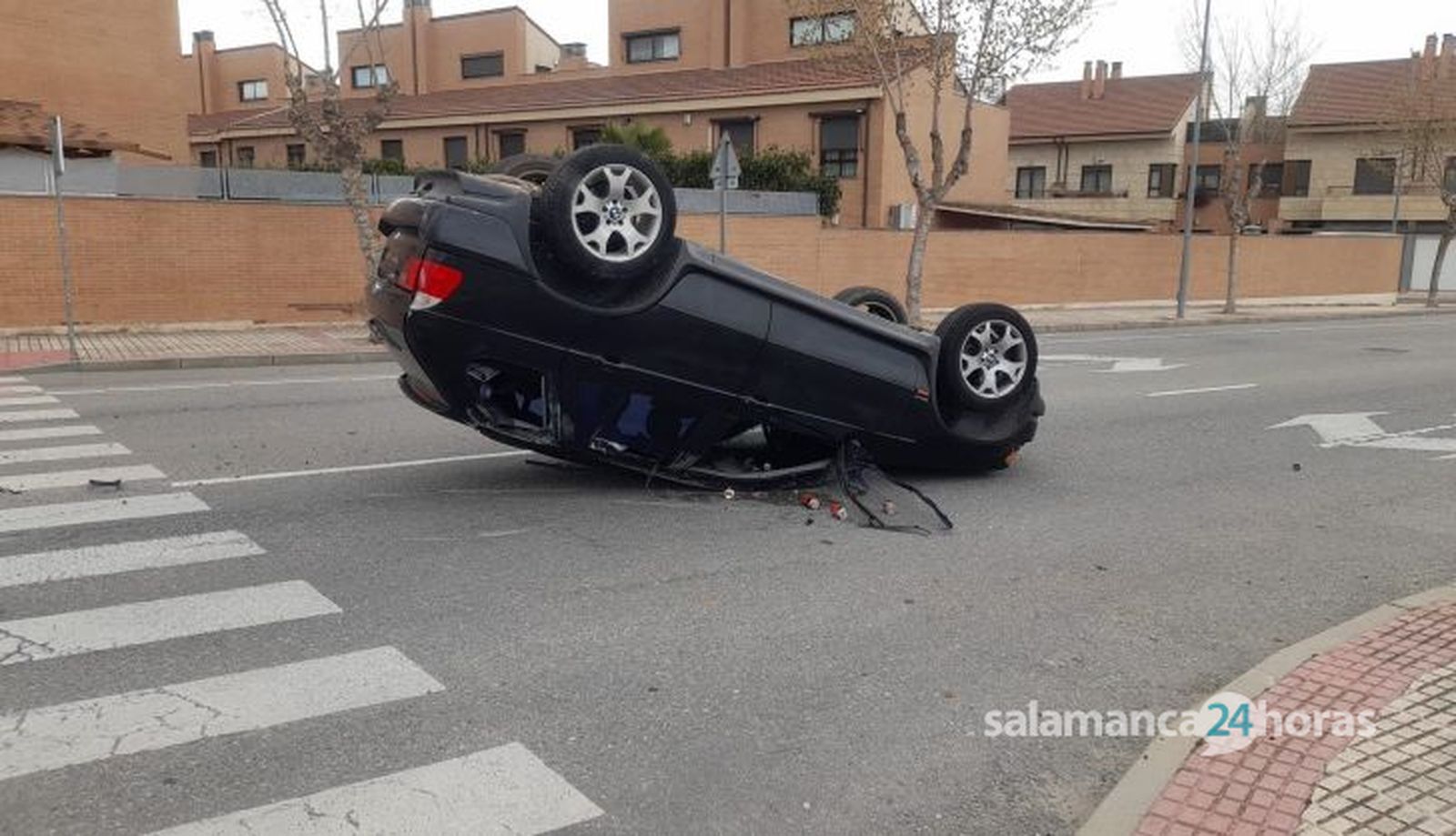 Un vehículo vuelca en un accidente en Villamayor (3)