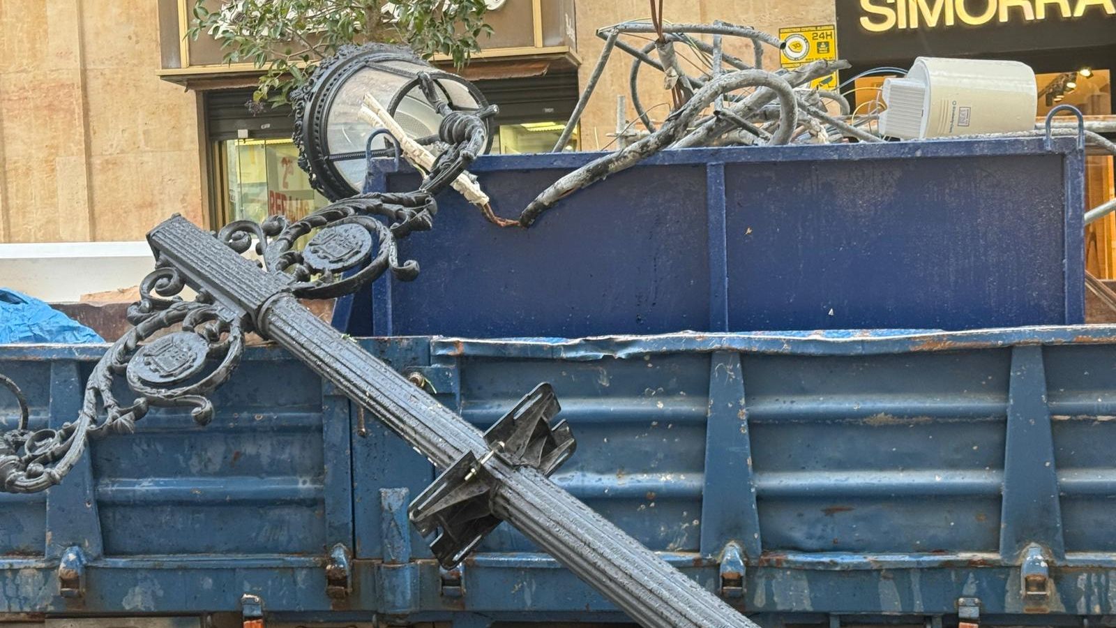 Un camión derriba una farola en la calle Zamora