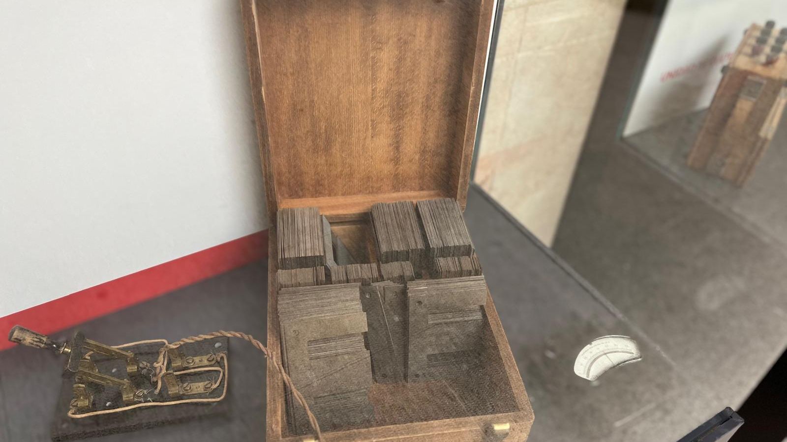 Colección del Laboratorio de Físicas en el Claustro del Edificio Trilingüe de la Facultad de Ciencias