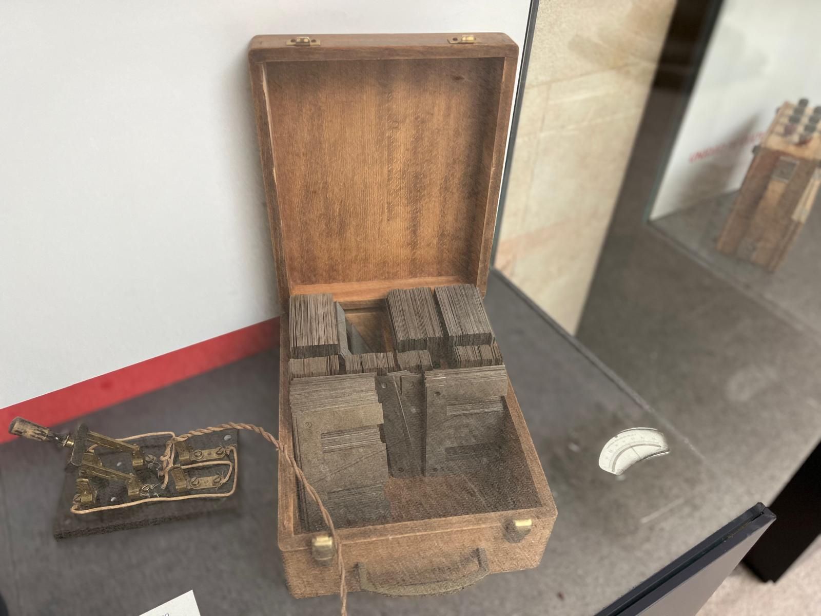 Colección del Laboratorio de Física en el Claustro del Edificio Trilingüe de la Facultad de Ciencias