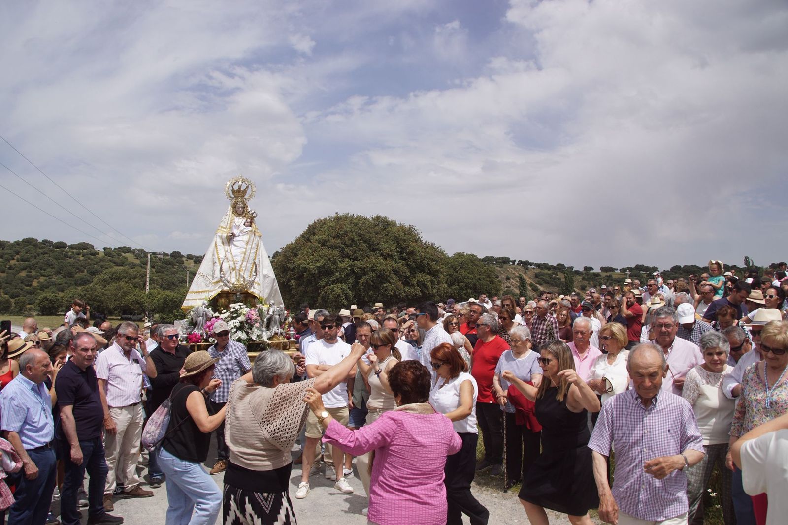 Valdejimena sale a los campos en su romería para honrar a su patrona
