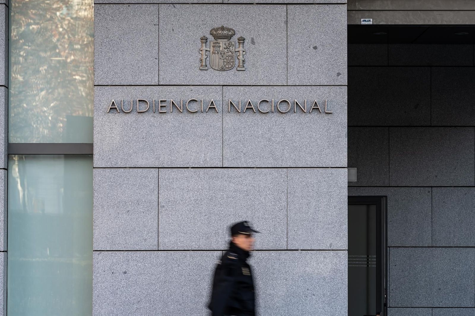 Archivo - Un agente de Policía Nacional camina frente a la Audiencia Nacional, a 8 de enero de 2024, en Madrid (España). - Diego Radamés - Europa Press - Archivo