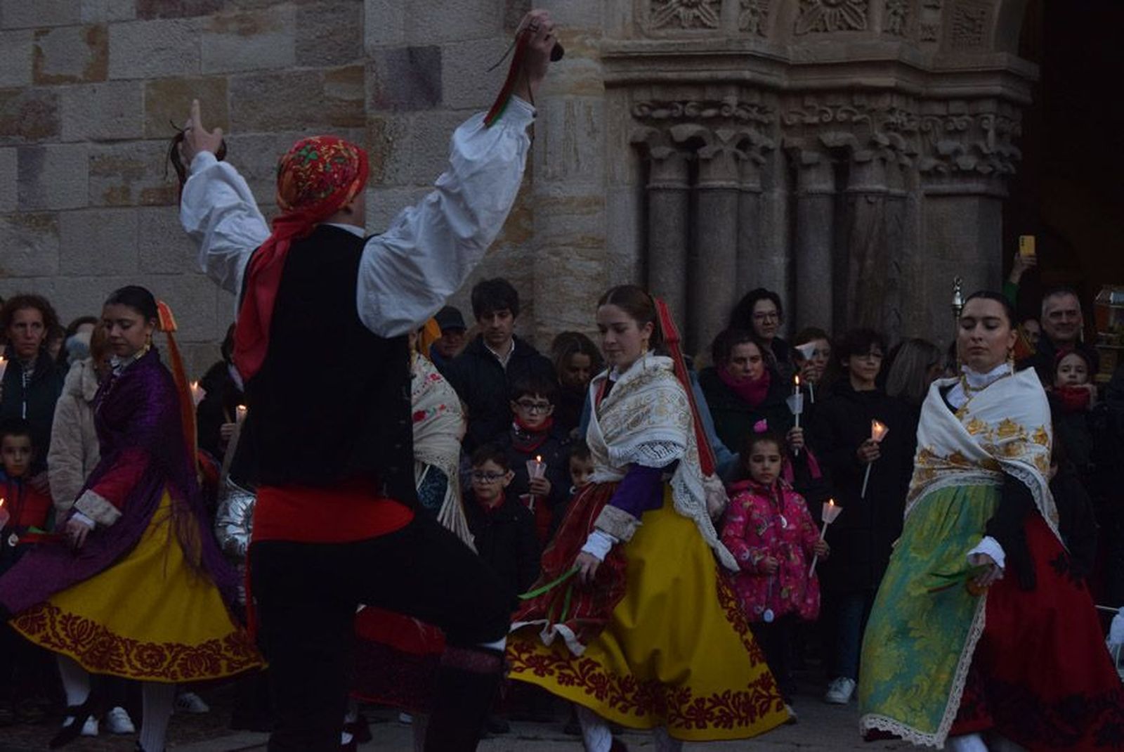las-candelas-vuelven-a-unir-la-iglesia-de-san-juan-con-la-de-san-vicente-68