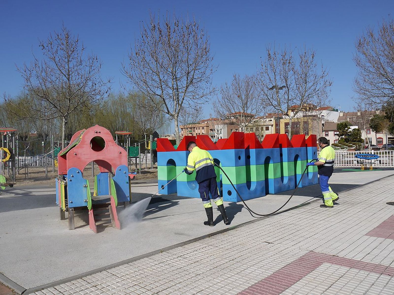 Apertura de parques infantiles en Carbajosa