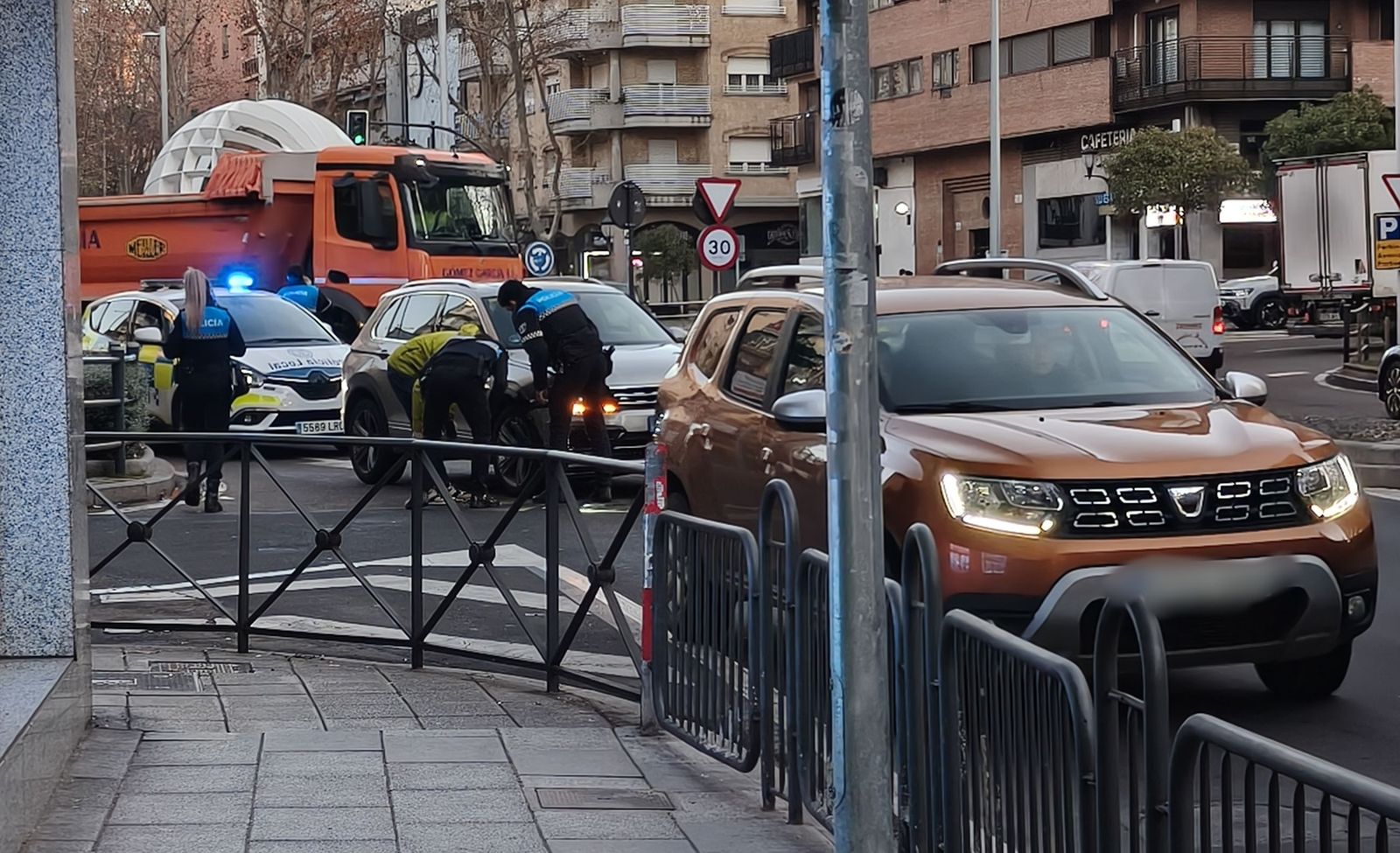 Un accidente entre dos turismos se saldrá con una persona herida junto a la rotonda de la UDS