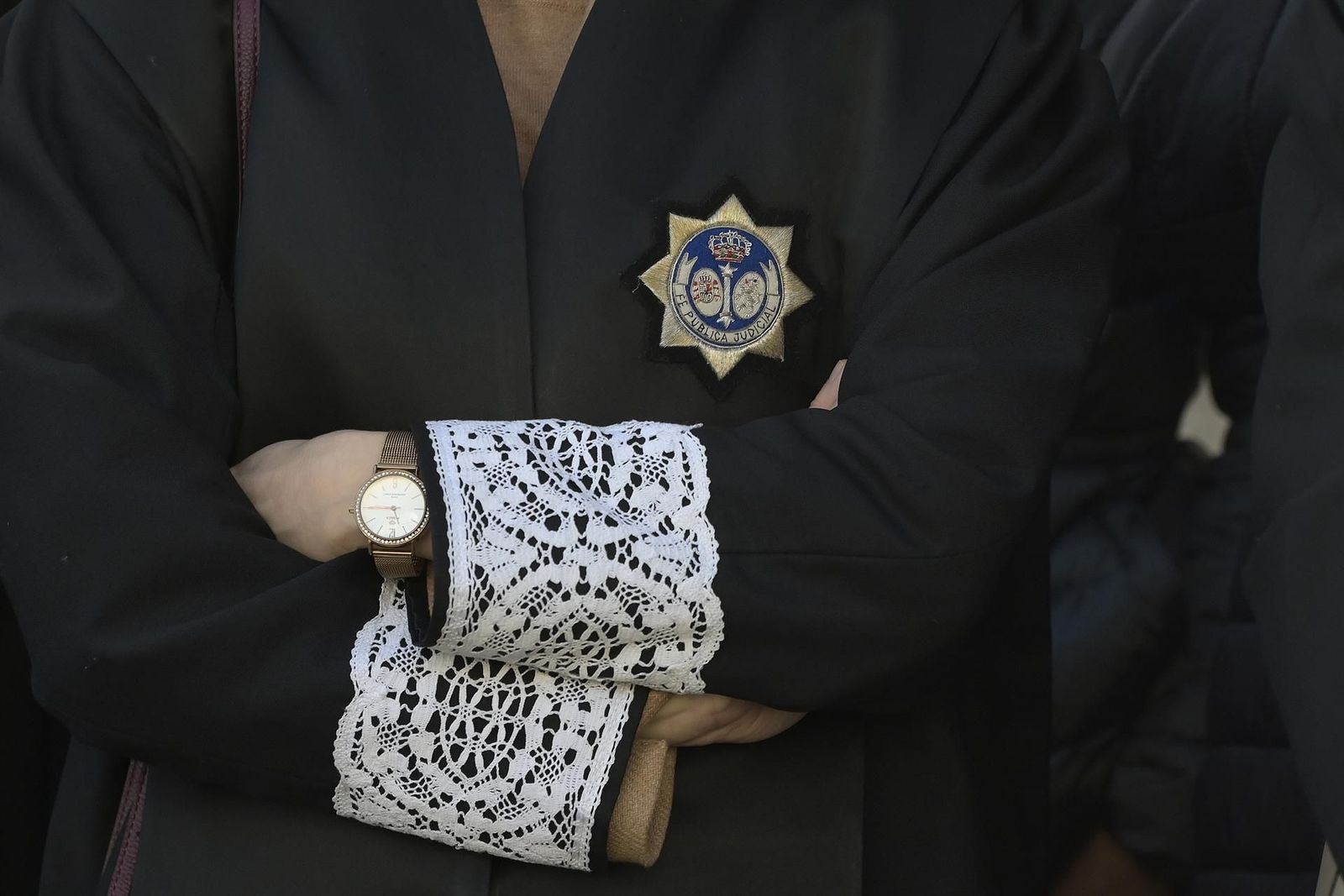 Detalle de la toga de un letrado de la Administración de Justicia   M. Dylan   Europa Pres