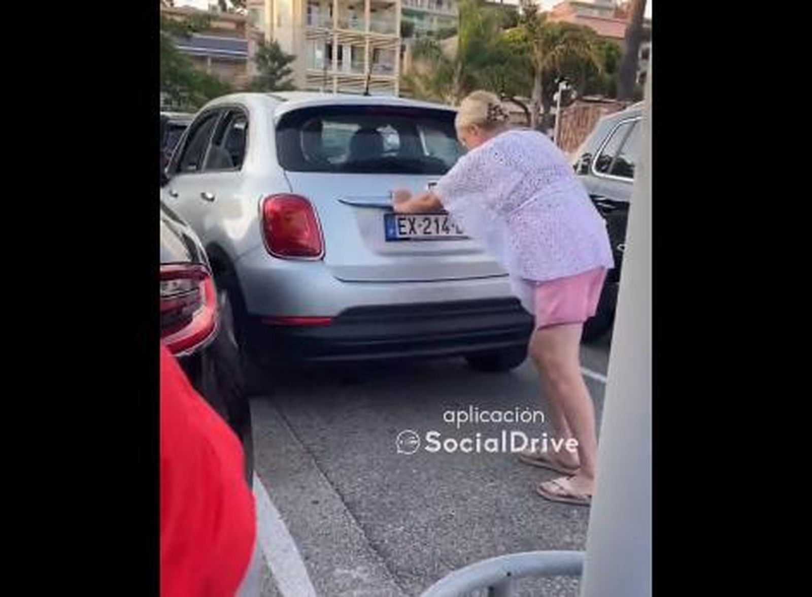 Empuja el coche de un conductor para guardarle sitio a su marido. Foto @SocialDrive es