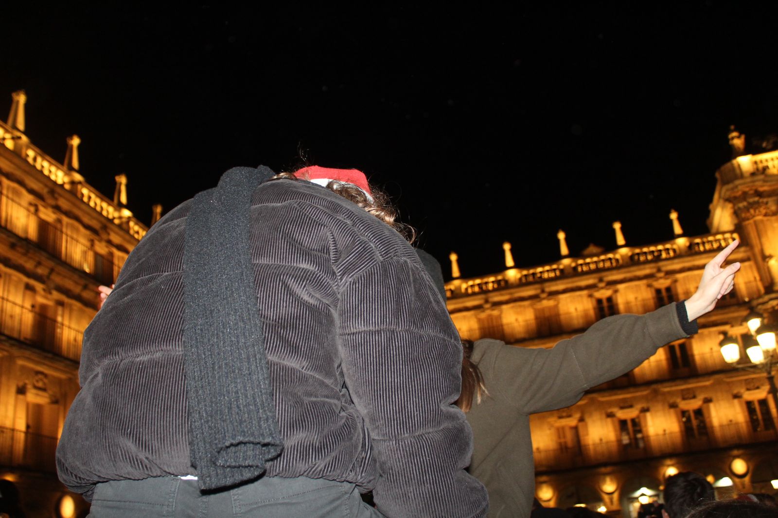 Miles de personas disfrutan de las campanadas y la fiesta del Fin de Año Universitario