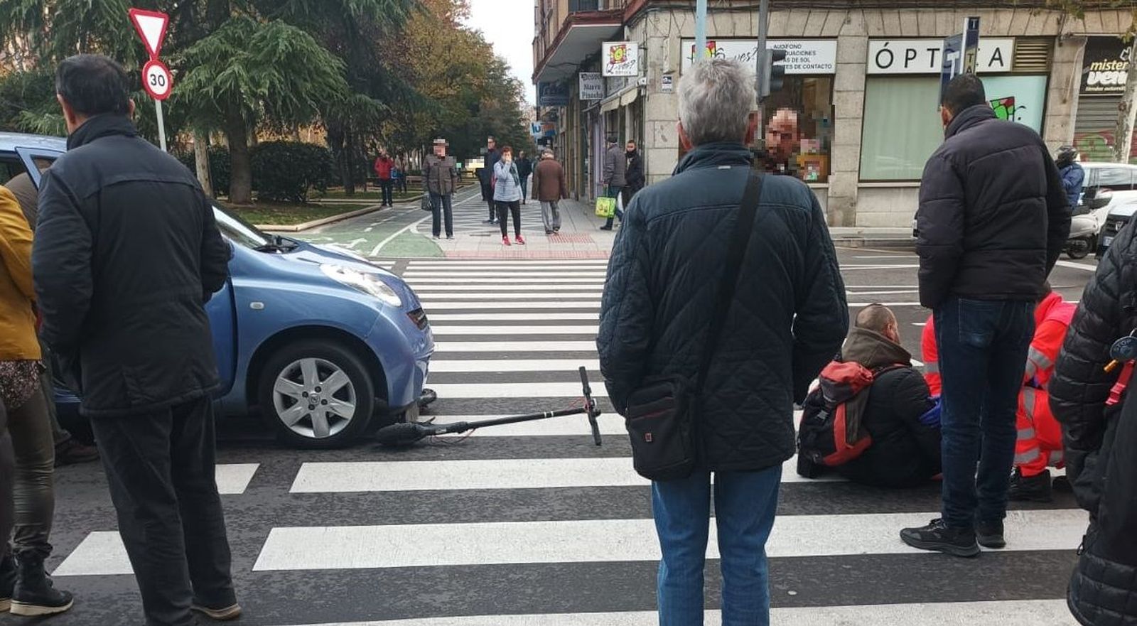 Atropello de un turismo a un patinete en la avenida de los Cedros