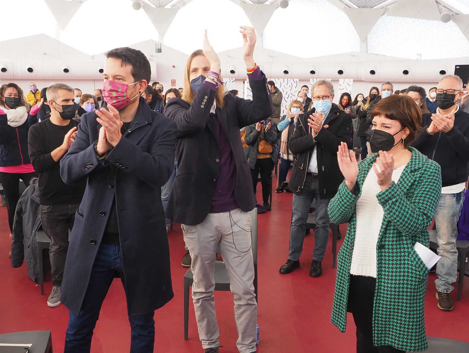 El ex vicepresidente del Gobierno, Pablo Iglesias, aplaude junto a los candidatos de Unidas Podemos por Valladolid, Pablo Fernández y María Sánchez