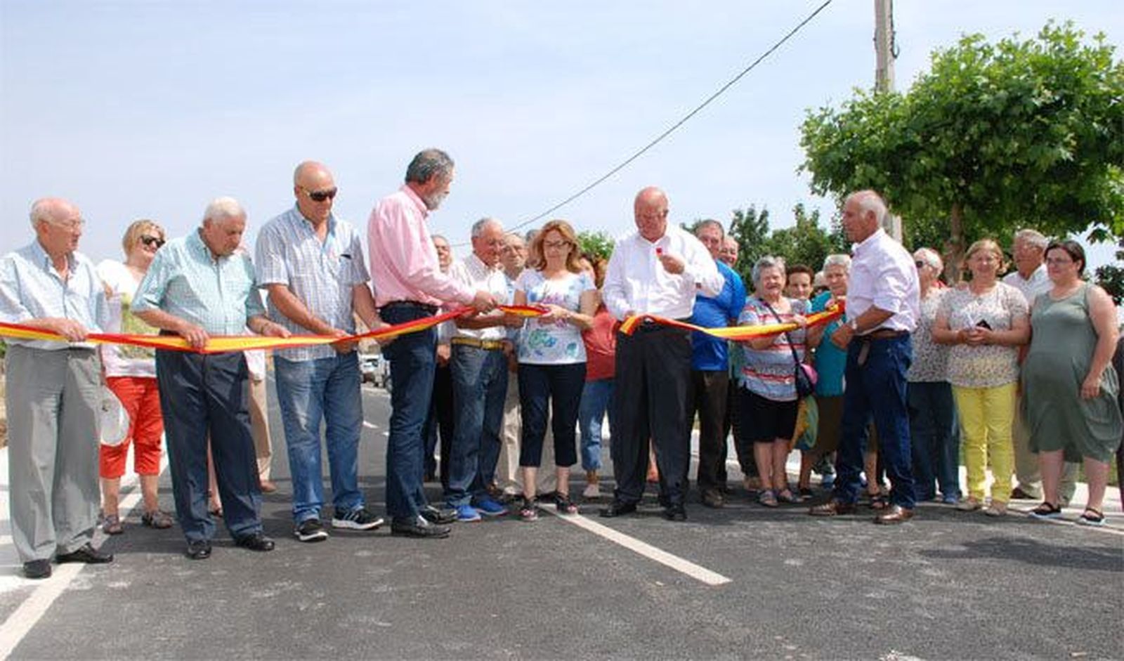 Inaugurada la carretera y travesía de la localidad de Villanueva de las Peras