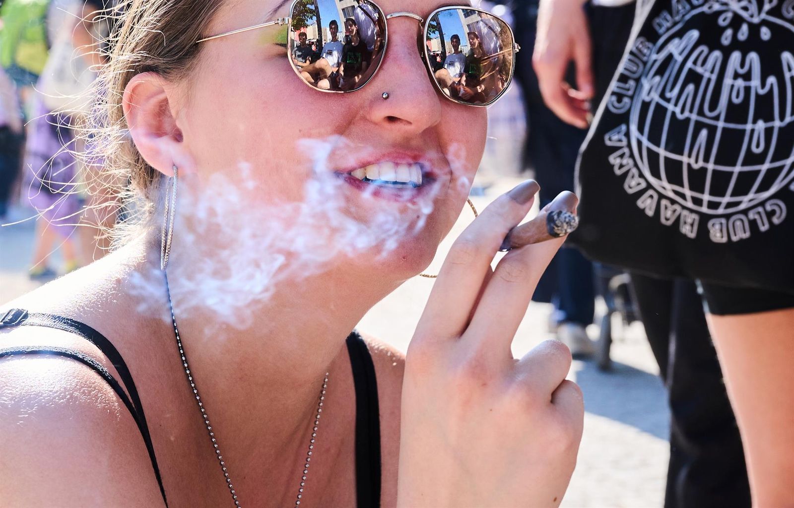 Una mujer fuma marihuana. Foto EP. Una mujer fuma marihuana. Foto EP.