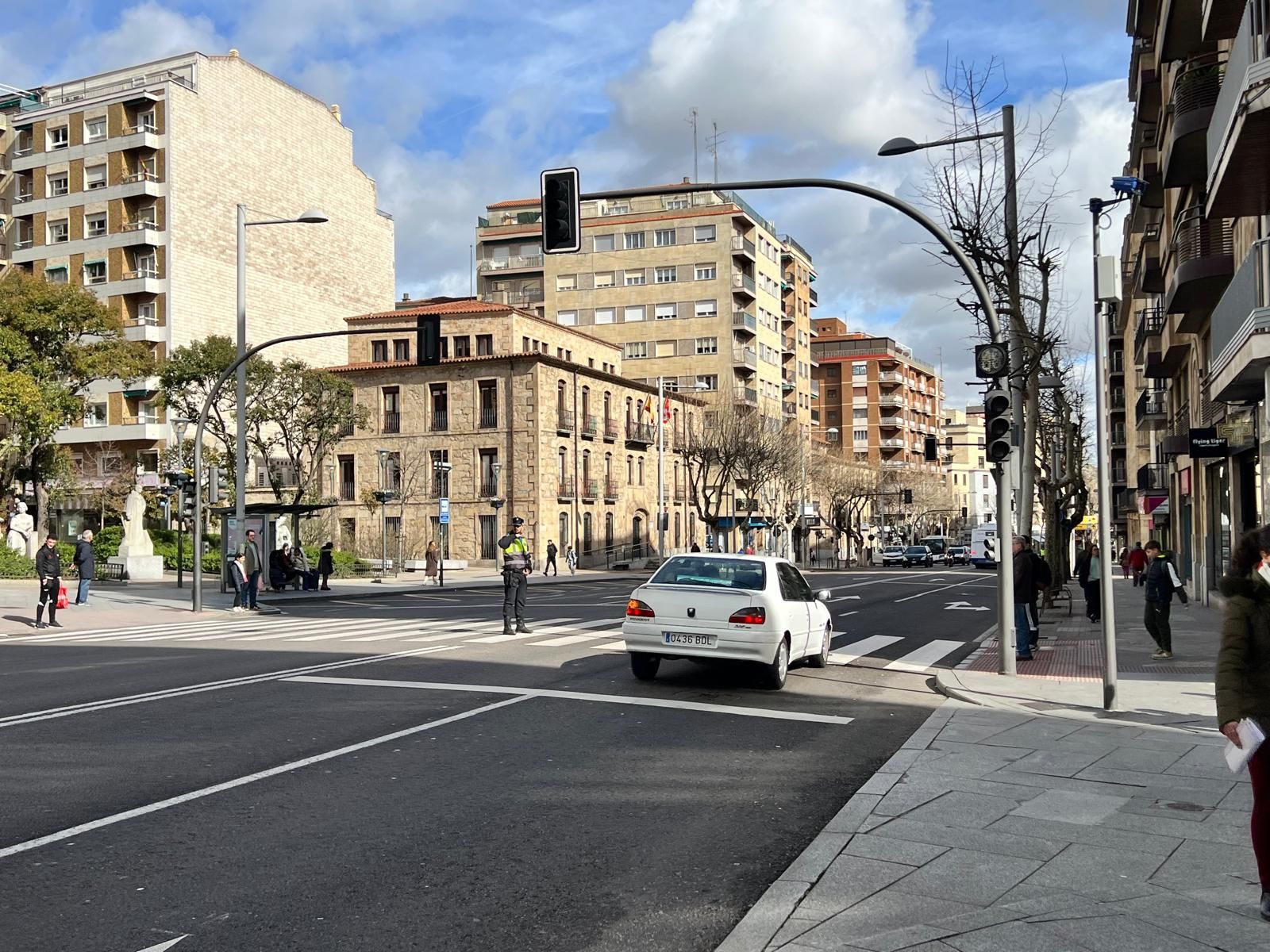 agentes-de-la-policia-local-dirigiendo-el-trafico-en-la-avenida-de-mirat-por-un-fallo-de-los-semaforos-fotos-s24h-2